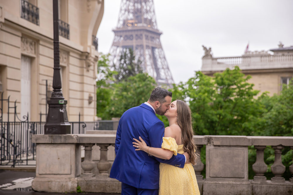 Couple-photoshoot-around-Paris-with-Paris-Photographer-Daniel-3