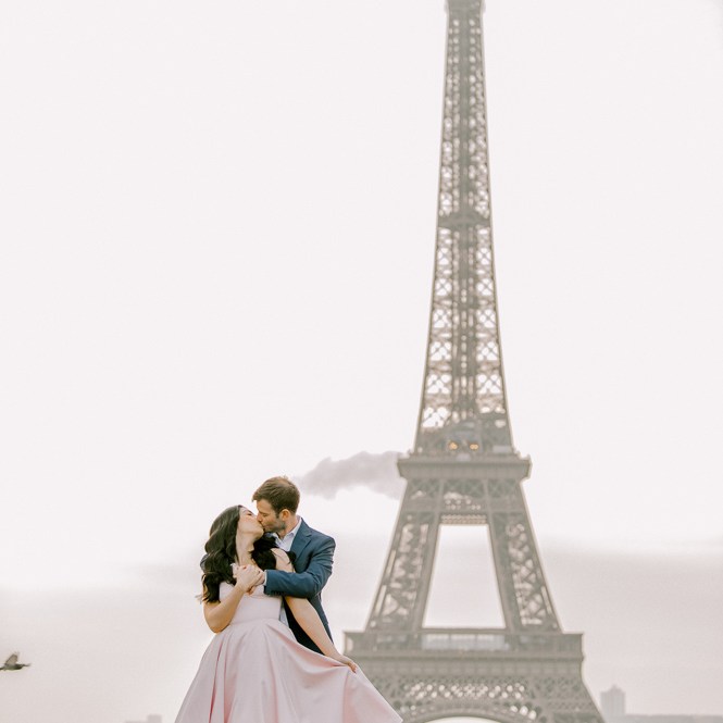 Couples photos by the Eiffel Tower in Paris by Odrida - Paris photographer