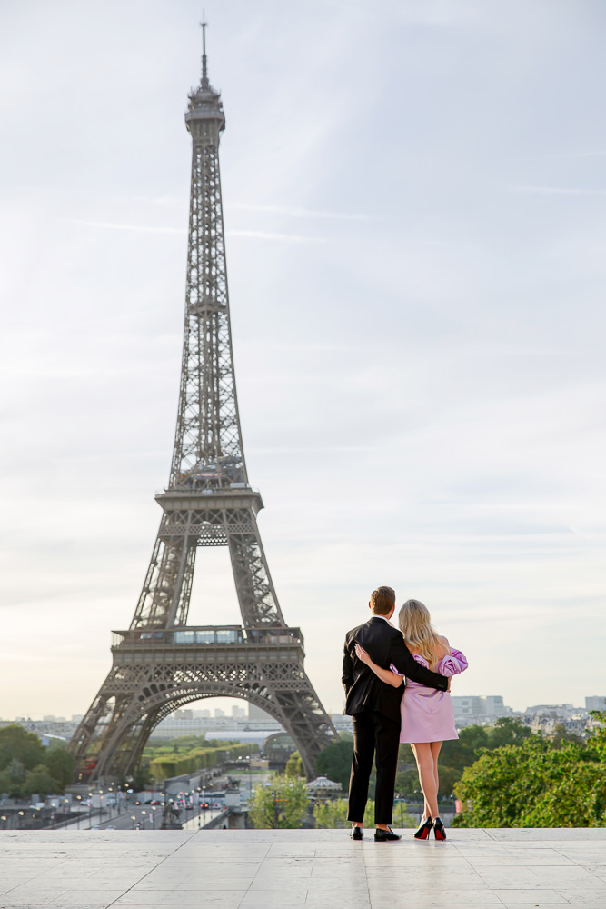 Engagement-by-the-Eiffel-Tower-with-photographer-Alex-4.jpg