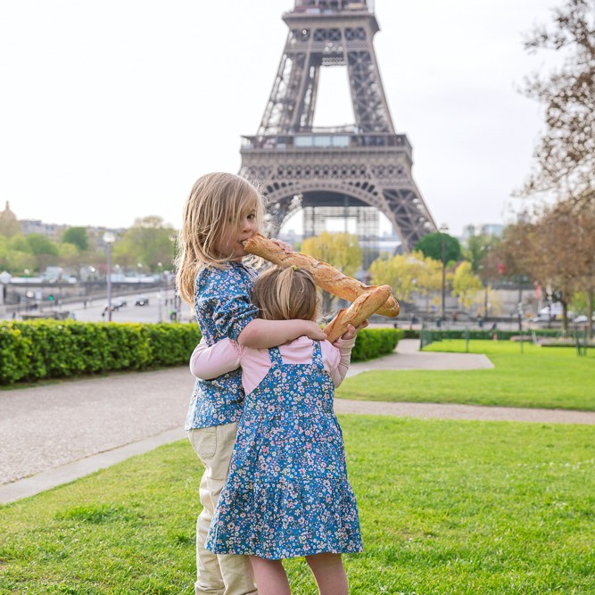 Kids photography in Paris at Eiffel Tower with baguette by Daniel 2