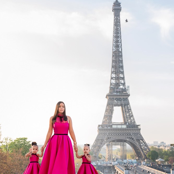 Mother with 2 daughters dressed in fabulous purple dresses posing for family photographer in Paris Daniel