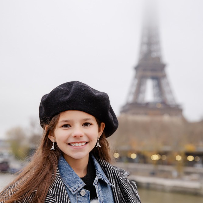 The most beautiful portrait of a young girl during a family photo shoot in Paris by Lena