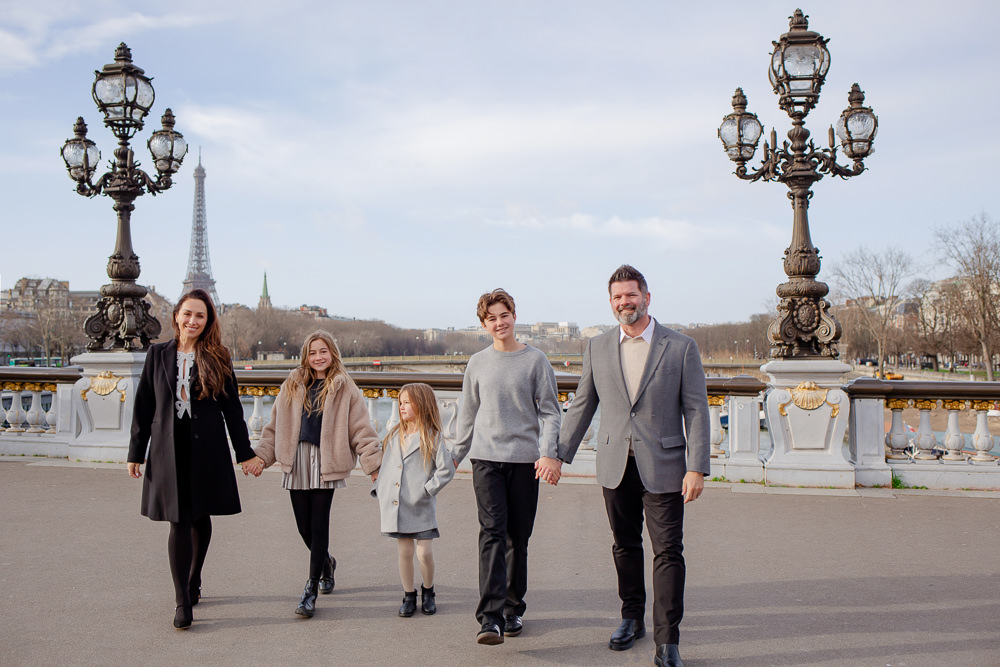 Winter family photoshoot on Alexander 3 bridge by The Paris Photographer - family in grey tones outfits